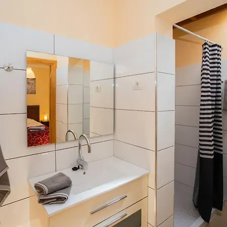 Holiday home Aleksandra Spacious For 8 Guests, Heated Pool, Mountain Views *