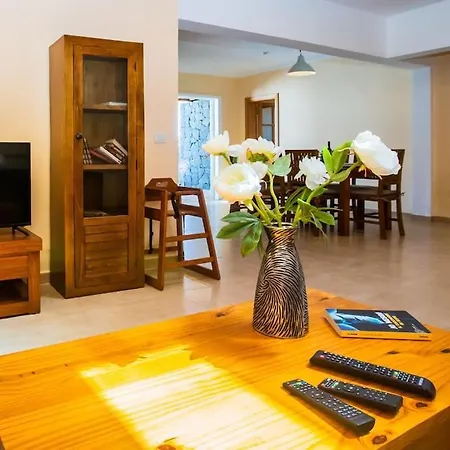 Aleksandra Spacious For 8 Guests, Heated Pool, Mountain Views 普拉亚布兰卡