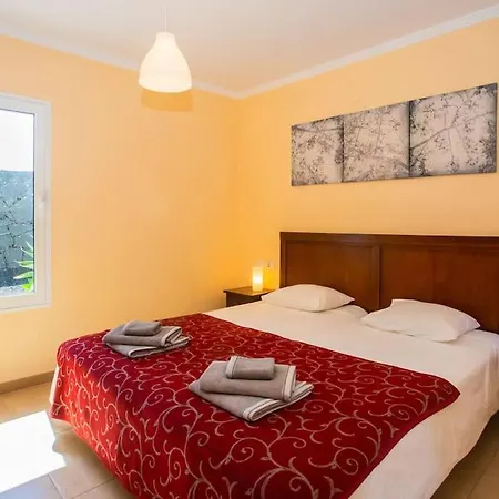 Aleksandra Spacious For 8 Guests, Heated Pool, Mountain Views