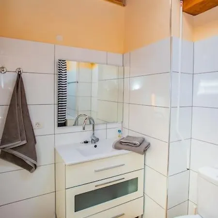 Aleksandra Spacious For 8 Guests, Heated Pool, Mountain Views 度假居