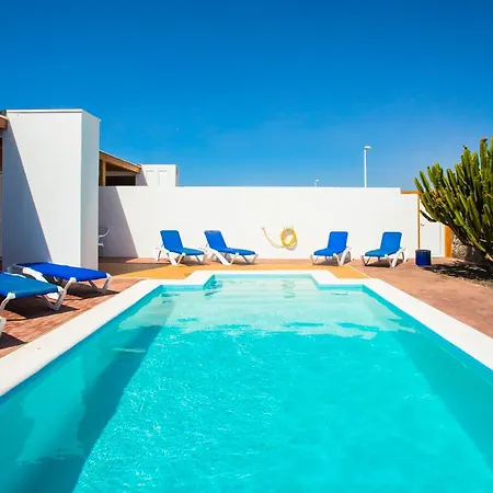 Aleksandra Spacious For 8 Guests, Heated Pool, Mountain Views 度假居