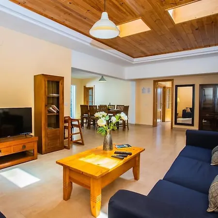 بيت للعطل Aleksandra Spacious For 8 Guests, Heated Pool, Mountain Views بلايا بلانكا