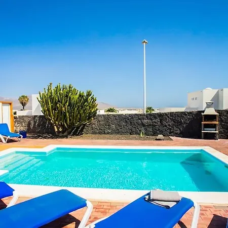 Aleksandra Spacious For 8 Guests, Heated Pool, Mountain Views