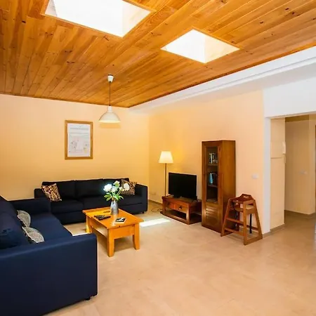 Holiday home Aleksandra Spacious For 8 Guests, Heated Pool, Mountain Views