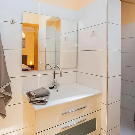 Aleksandra Spacious For 8 Guests, Heated Pool, Mountain Views Ferienhaus