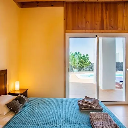 Aleksandra Spacious For 8 Guests, Heated Pool, Mountain Views Ferienhaus *