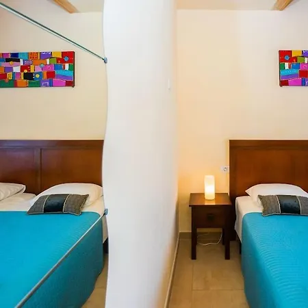 Aleksandra Spacious For 8 Guests, Heated Pool, Mountain Views Ferienhaus *