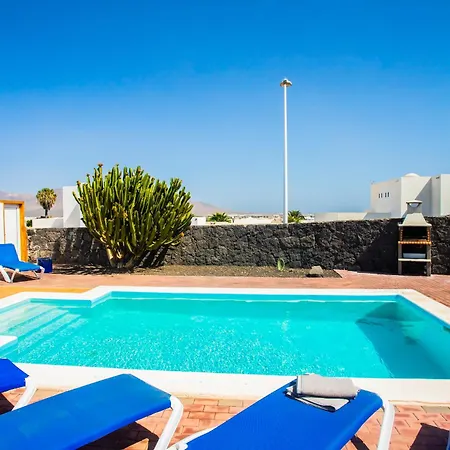 Aleksandra Spacious For 8 Guests, Heated Pool, Mountain Views Ferienhaus Playa Blanca (Lanzarote)